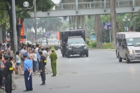 Những người quay lưng khi đoàn xe Tổng thống đi qua